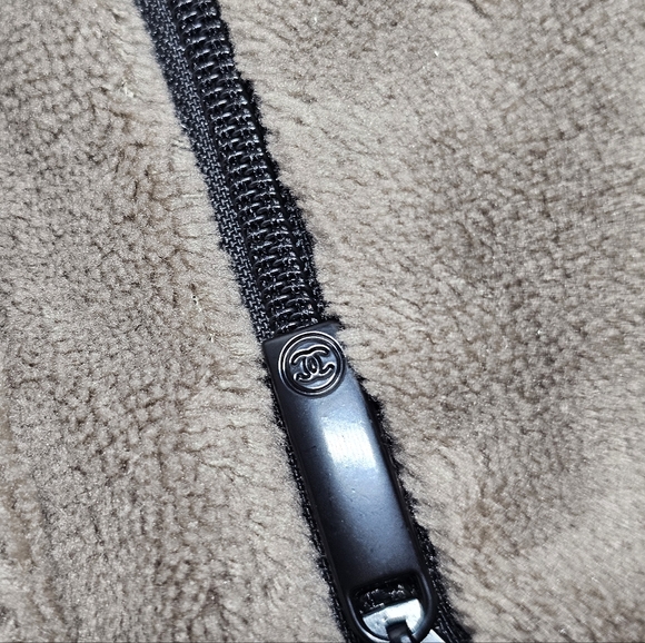 NWOT Chanel beauty Precision Crossbody Bag with Adjustable Strap - Picture 14 of 15